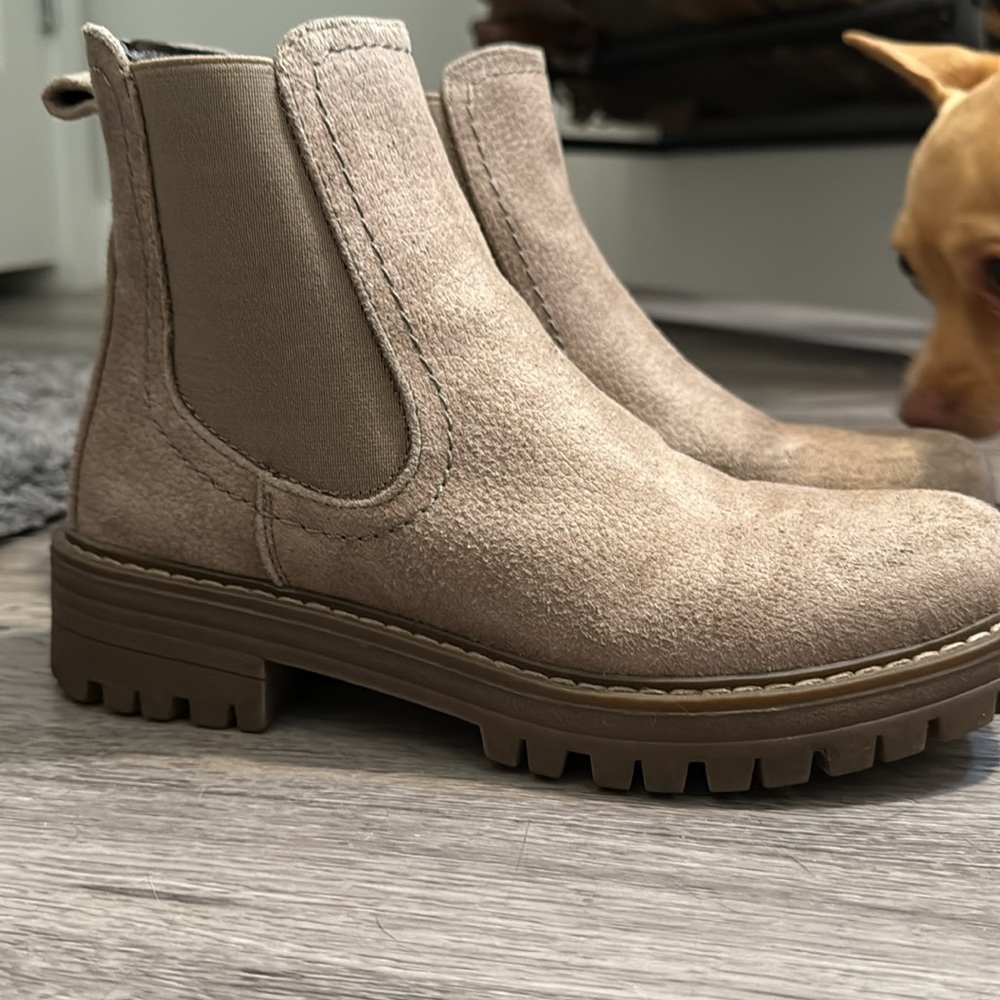 Women’s size 6 Chelsea boot. Worn 3 times. No scuffs, marks or tears. - Picture 3 of 7